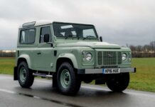 El último Land Rover Defender Heritage Edition sale a subasta: una pieza histórica única para coleccionistas