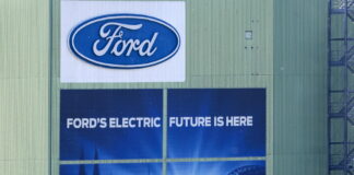 Ford rivede la strategia sui veicoli elettrici, impatto da 19,5 miliardi
