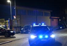 Guida a folle velocità e senza patente, arrestato 26enne a Roma