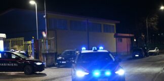 Guida a folle velocità e senza patente, arrestato 26enne a Roma