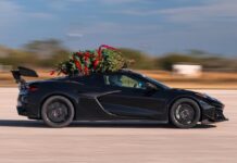 Hennessey, oltre 315 km/h per una Corvette ZR1 con un albero di Natale sul tetto