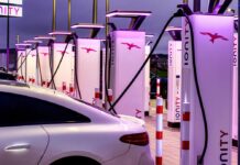 Ionity: Deutschlands Ladeinfrastruktur zugleich stark & lückenhaft IONITY-Station-am-Abend