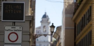 Jeep con targa clonata e oltre 130 violazioni in Ztl a Roma