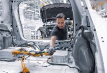 Metallbranche erwartet auch 2026 Abbau von Arbeitsplätzen Mercedes-Produktion