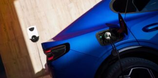 Ford-Capri Elektroauto laedt