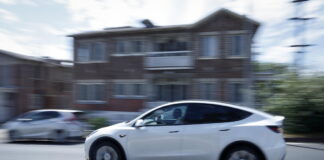 Servizi gratuiti per anziani e disabili con Tesla a guida autonoma in Germania