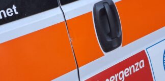 Su bici elettrica travolge 15enne e fugge, grave ragazzino