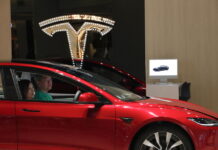 Tesla rischia la sospensione delle vendite in California per marketing ingannevole Tesla rischia la sospensione delle vendite in California per marketing ingannevole