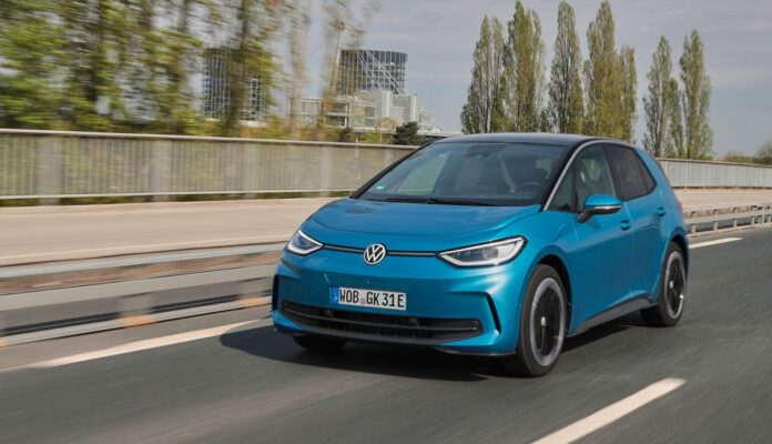 Analyse: Stromer-Hochlauf kostet den Staat bis 2030 mehr als 39 VW-ID3-blau