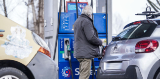 Benzina ai minimi da fine 2022, a 1,645 euro al litro