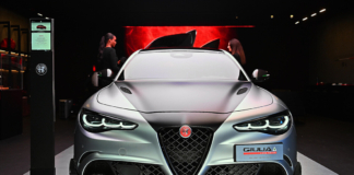 Eleganza, unicità ed emozioni nell'Alfa Romeo Giulia Quadrifoglio Luna Rossa