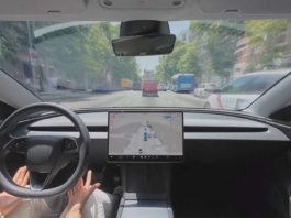 Esta aseguradora te hace un 50% de descuento en tu seguro si dejas que tu Tesla conduzca solo