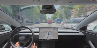 Esta aseguradora te hace un 50% de descuento en tu seguro si dejas que tu Tesla conduzca solo