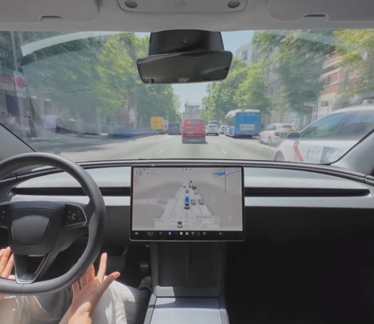 Esta aseguradora te hace un 50% de descuento en tu seguro si dejas que tu Tesla conduzca solo