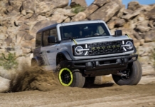 Este Bronco corre por el desierto como un Raptor… pero cuesta mucho menos