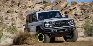 Este Bronco corre por el desierto como un Raptor… pero cuesta mucho menos