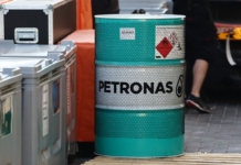 F1 Test Abu Dhabi 2024: un barile di benzina Petronas nel box Mercedes - Foto: Getty Images