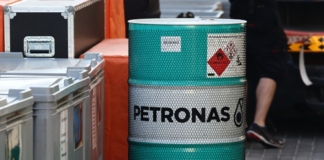 F1 Test Abu Dhabi 2024: un barile di benzina Petronas nel box Mercedes - Foto: Getty Images