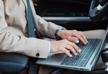 Flexibles Arbeiten: Jeder vierte Autofahrer textet, telefoniert oder arbeitet an Tablet oder Laptop im Auto