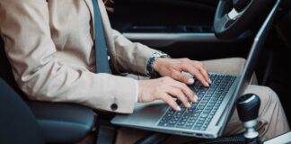 Flexibles Arbeiten: Jeder vierte Autofahrer textet, telefoniert oder arbeitet an Tablet oder Laptop im Auto