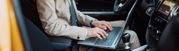 Flexibles Arbeiten: Jeder vierte Autofahrer textet, telefoniert oder arbeitet an Flexibles Arbeiten: Jeder vierte Autofahrer textet, telefoniert oder arbeitet an Tablet oder Laptop im Auto