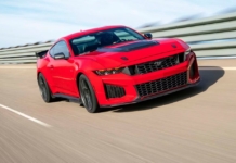 Ford Mustang Dark Horse SC, anima da corsa