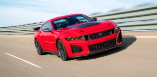 Ford Mustang Dark Horse SC, anima da corsa