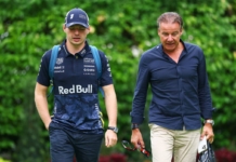 F1 GP Singapore 2025, Marina Bay: Max Verstappen (Red Bull Racing) con il manager Raymond Vermeulen - Foto: Getty Images