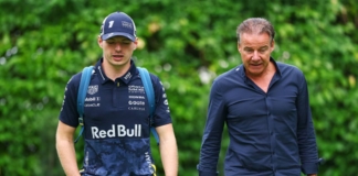 F1 GP Singapore 2025, Marina Bay: Max Verstappen (Red Bull Racing) con il manager Raymond Vermeulen - Foto: Getty Images
