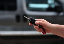 Hidden feature in your car key: Look what happens when you press that button for a long time! Hidden feature in your car key: Look what happens when you press that button for a long time!