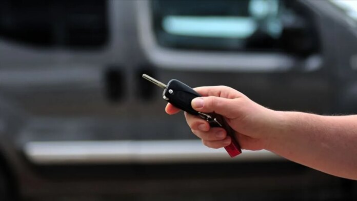 Hidden feature in your car key: Look what happens when you press that button for a long time!

