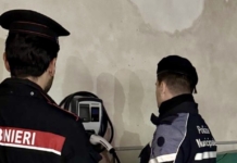 In garage di Napoli colonnine per auto elettriche allacciate abusivamente
