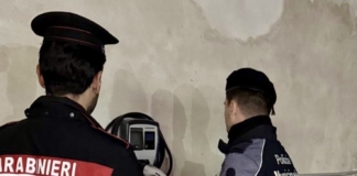 In garage di Napoli colonnine per auto elettriche allacciate abusivamente