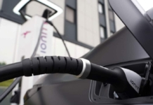 Ionity-Elektroauto-laedt