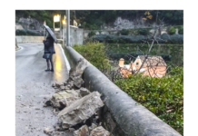 La Costiera Amalfitana spezzata in due per una frana La Costiera Amalfitana spezzata in due per una frana