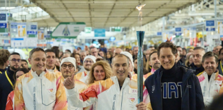 Milano Cortina: la Fiamma Olimpica fa tappa allo storico stabilimento di Mirafiori