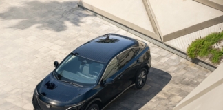 Nissan integra i pannelli solari in un'Ariya laboratorio