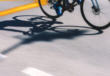 Una bicicletta che transita sulla strada