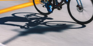 Una bicicletta che transita sulla strada