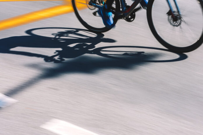 Una bicicletta che transita sulla strada