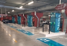 Nuova stazione di ricarica di auto elettriche in un centro commerciale a Roma