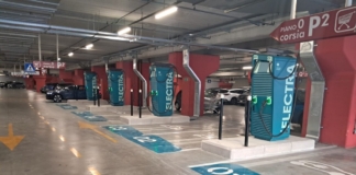 Nuova stazione di ricarica di auto elettriche in un centro commerciale a Roma