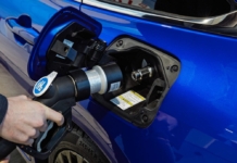 Toyota-Mirai-tankt-Wasserstoff