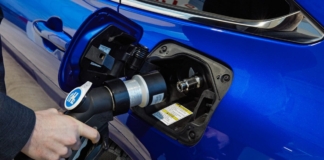 Toyota-Mirai-tankt-Wasserstoff