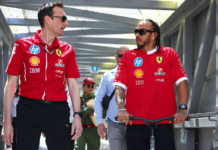 F1 GP Monaco 2025, Monte Carlo: Lewis Hamilton (GBR - Scuderia Ferrari) parla con il suo ingegnere di pista Riccardo Adami - Foto: Getty Images