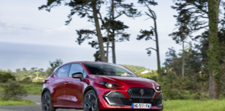 Renault Clio si rinnova, riflettori sul nuovo full hybrid E-Tech da 160 cv
