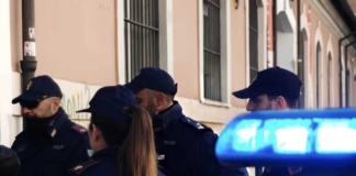 Smontavano auto rubate e riciclavano pezzi, 5 arresti