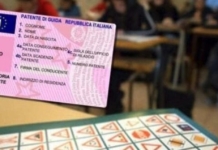 All'esame per la patente con il cellulare e un kit per suggerimenti