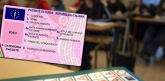 All'esame per la patente con il cellulare e un kit per suggerimenti