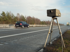 Un autovelox posto sul lato della strada